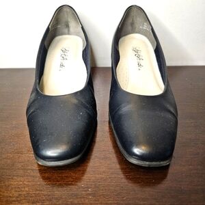 Life Stride black pumps‎
